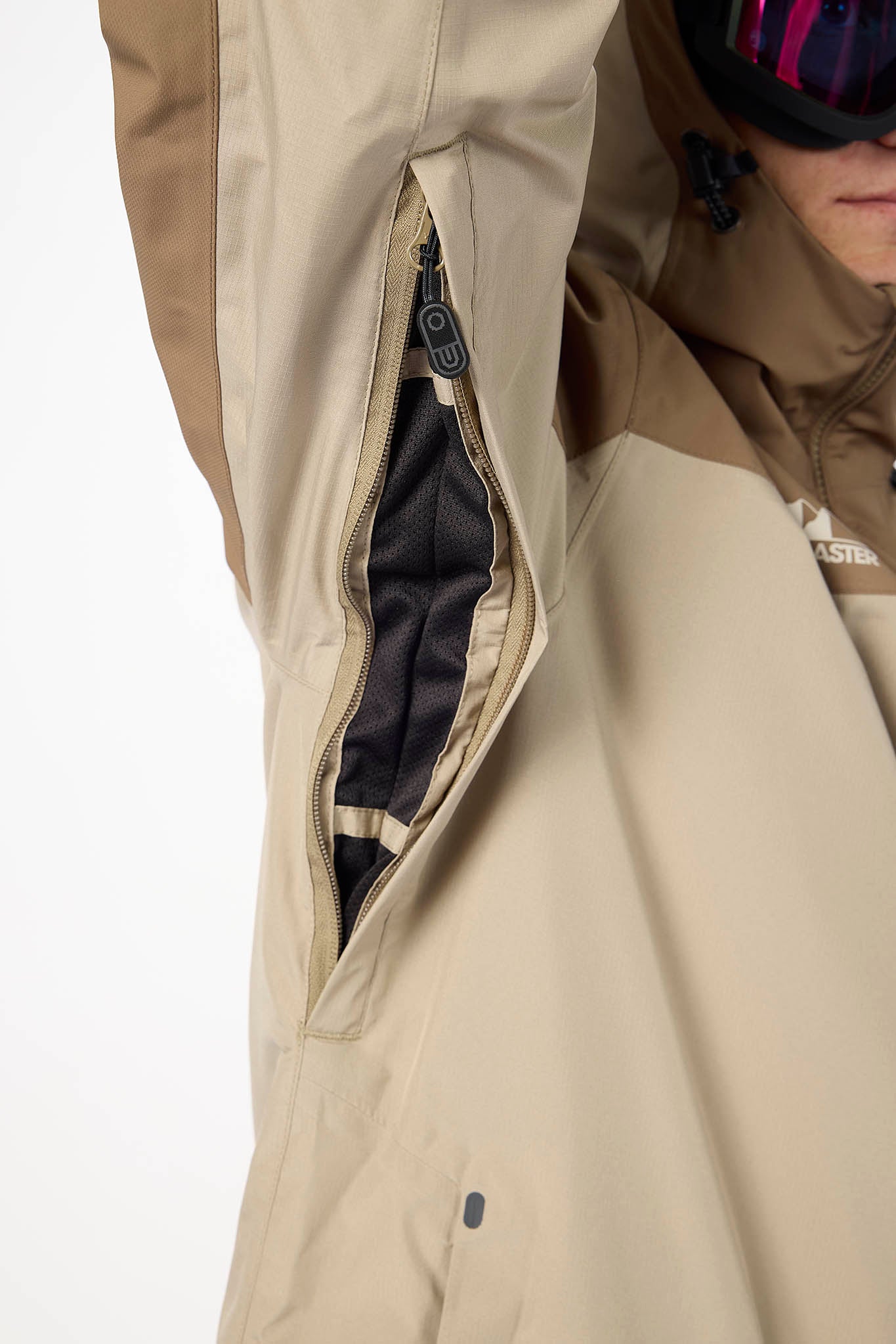 zipper details and close open arm pit vent