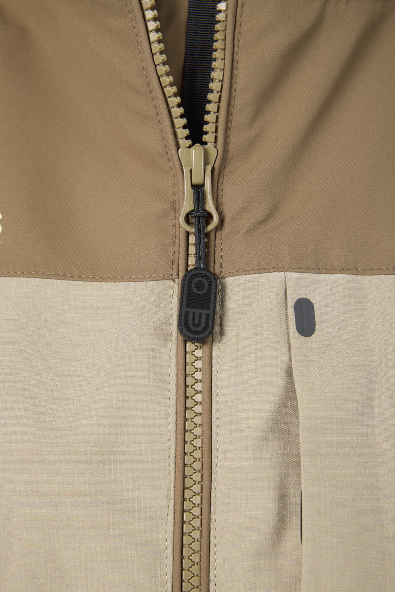 close beige zipper with pull tab
